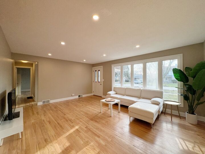 Property Photo:  215 S Forest Avenue  IL 60074 