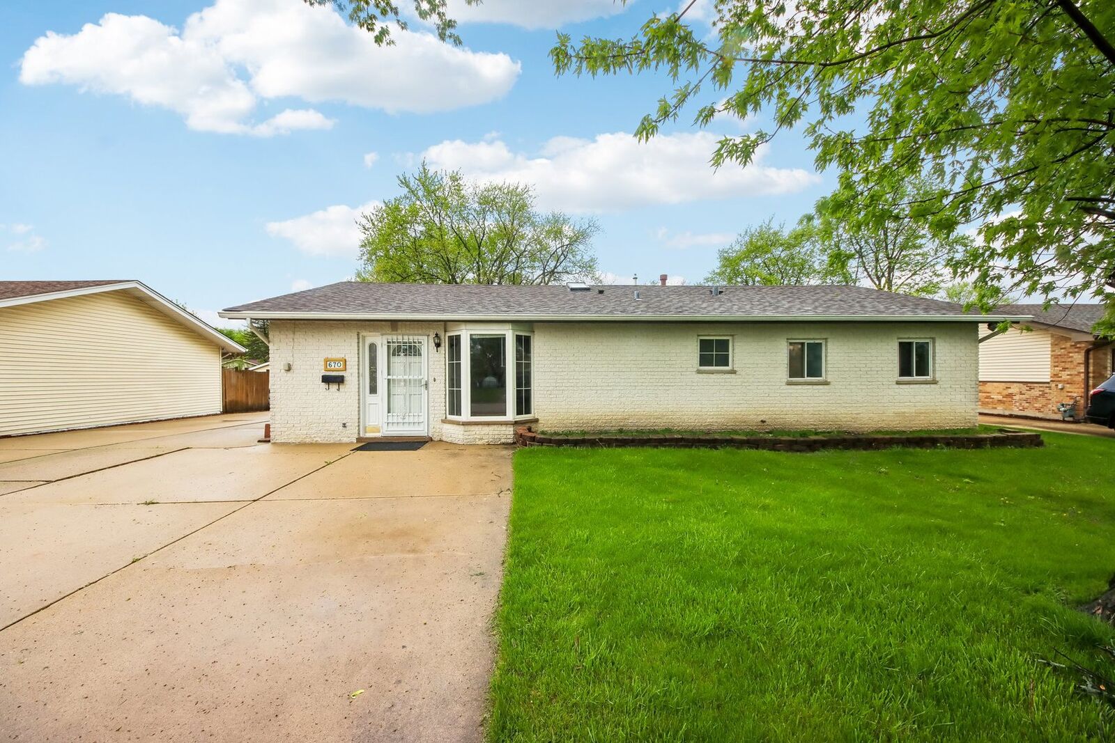 Property Photo:  670 Lakeview Lane  IL 60169 