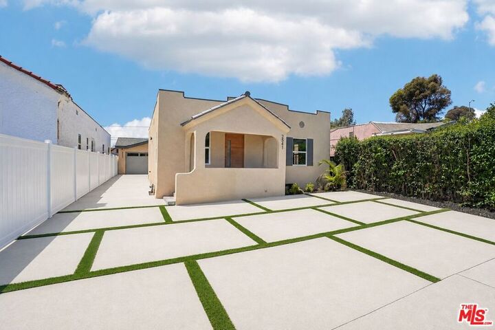 Property Photo:  2541 Carmona Avenue  CA 90016 