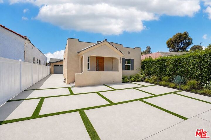 Property Photo:  2541 Carmona Avenue  CA 90016 
