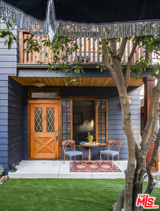 Property Photo:  1718 S Hobart Boulevard  CA 90006 