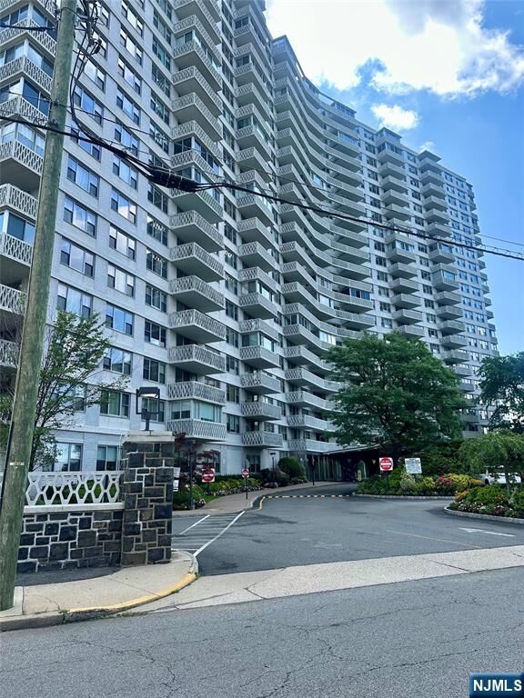 Property Photo: 2100 Linwood 3F NJ 07024
