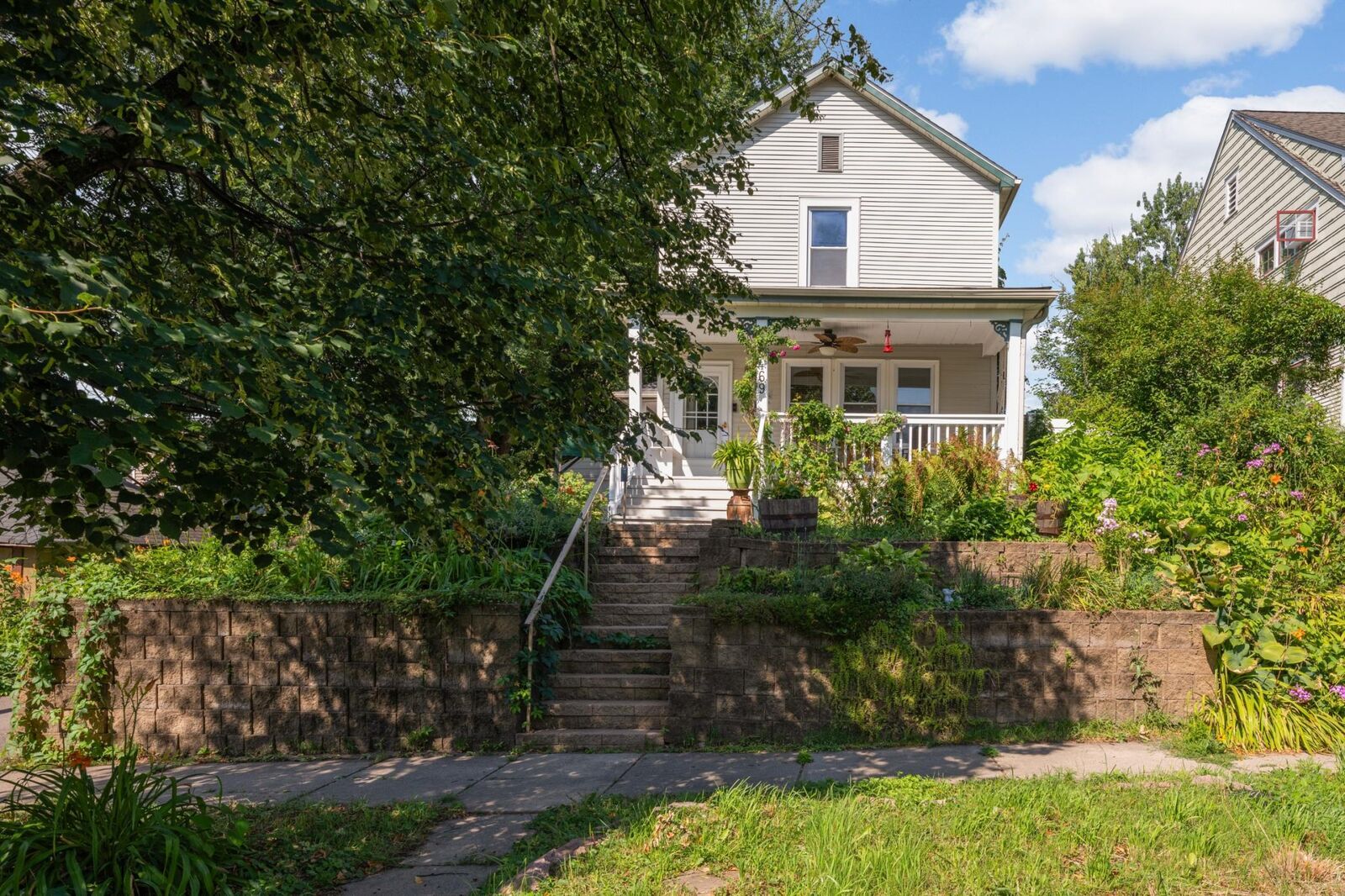 Property Photo:  469 Hall Avenue  MN 55107 