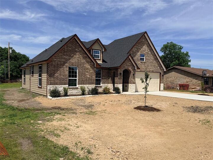 Property Photo:  302 E Travis Street  TX 75452 