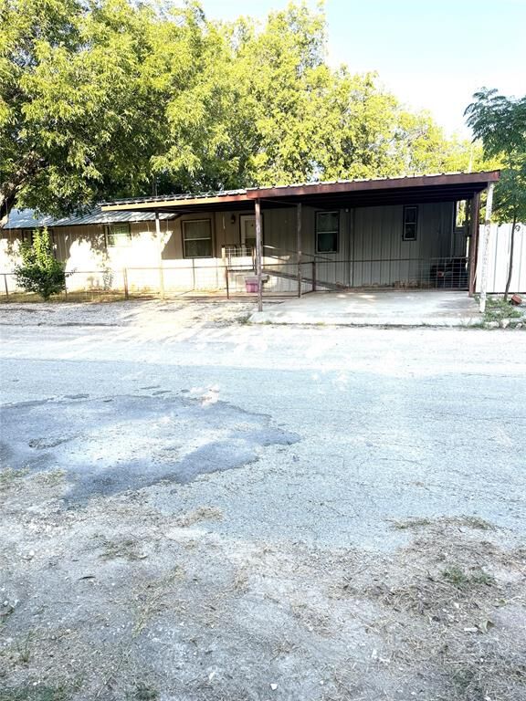 Property Photo:  601 13th  TX 76834 