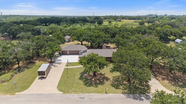 Property Photo: 902 Greenbriar Drive TX 76058