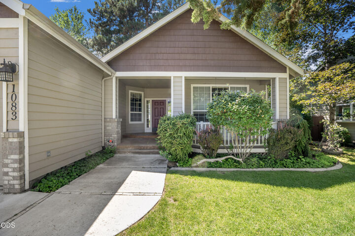 Property Photo:  1083 SE Shadowood Drive  OR 97702 