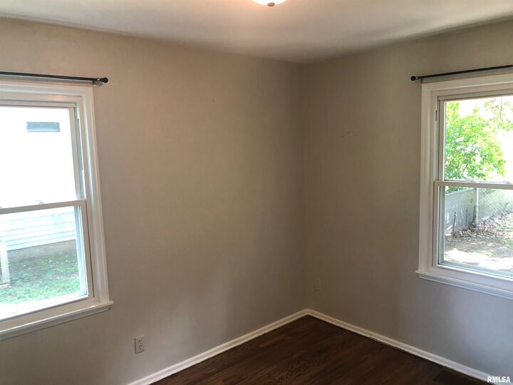 Property Photo: 3419 N Missouri Avenue IL 61603
