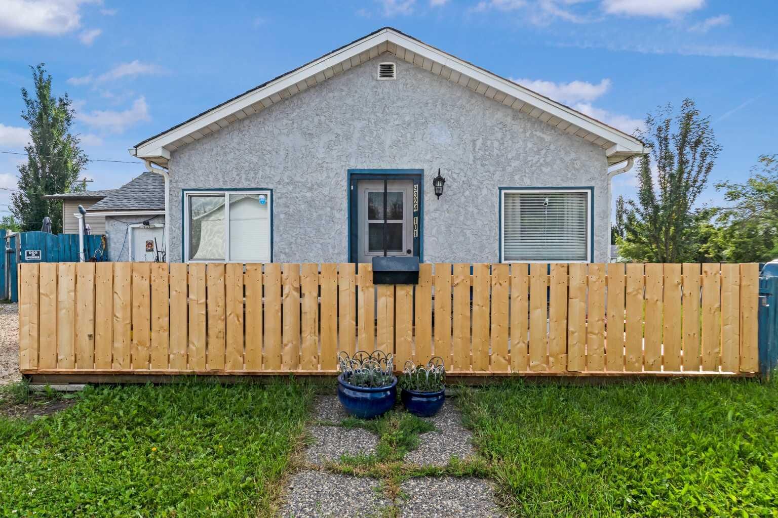 Property Photo:  9324 101 Avenue  AB T8V 0W6 