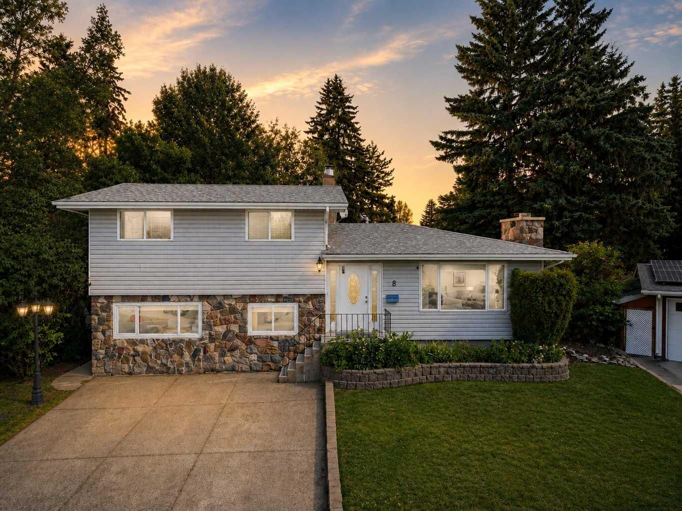 Property Photo: 8 Sydney Close AB T4N 0E1