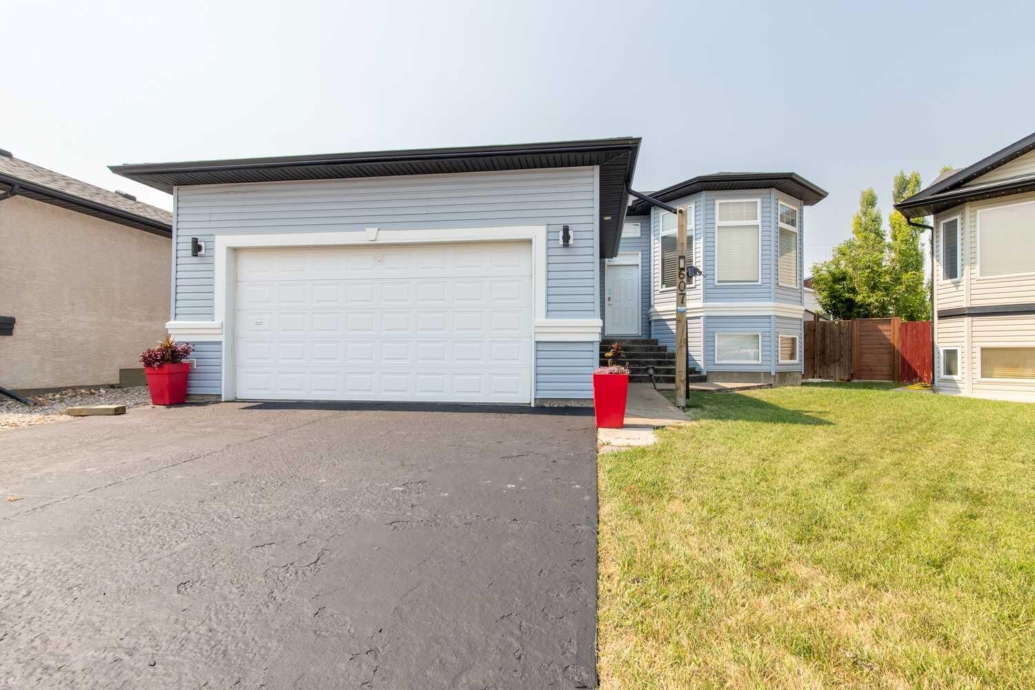 Property Photo: 607 52 Avenue Close AB T0L 0V0