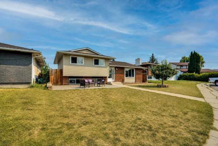 Property Photo:  212 Pinetree Place NE  AB T1Y 1M3 