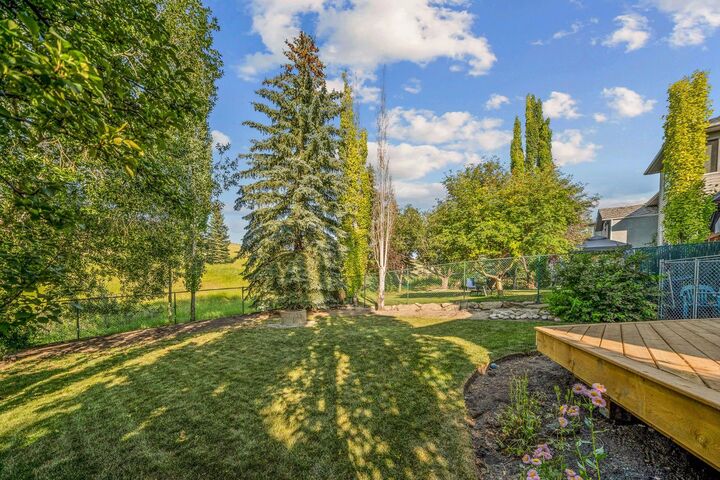 Property Photo:  30 Gleneagles View  AB T4C 1N9 