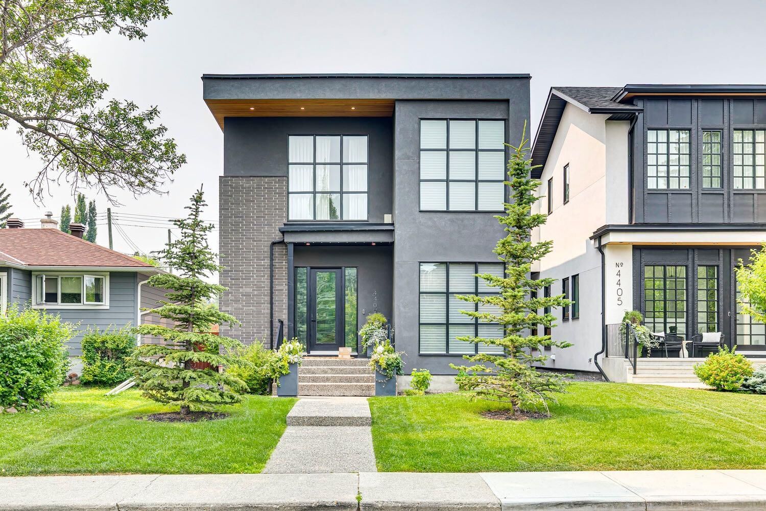 Property Photo:  4407 17 Street SW  AB T2T 4R1 