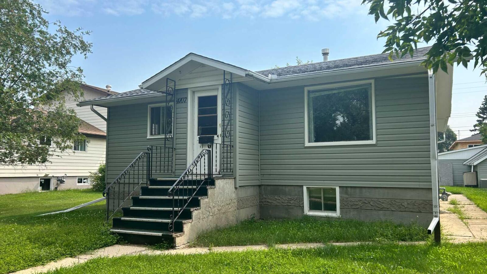 Property Photo: 4107 50 Avenue AB T4V 0P7