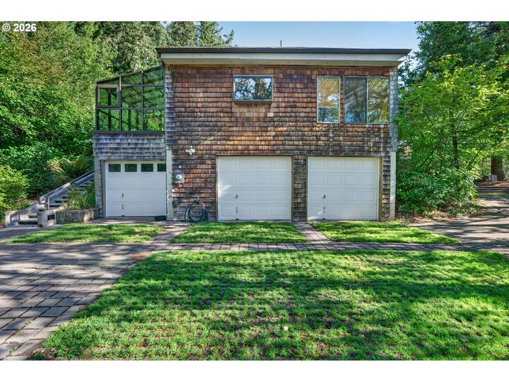 Property Photo: 2420 Floral Hill Dr OR 97403