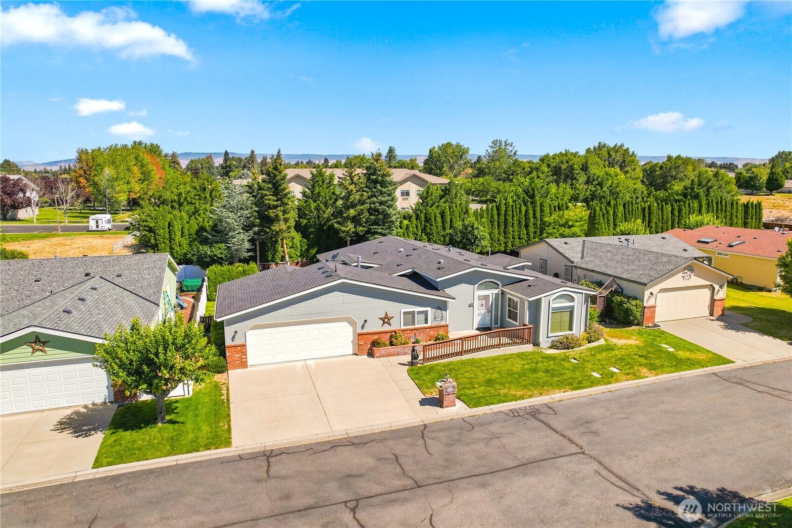 Property Photo:  1100 S Rosewood Drive 104  WA 98926 