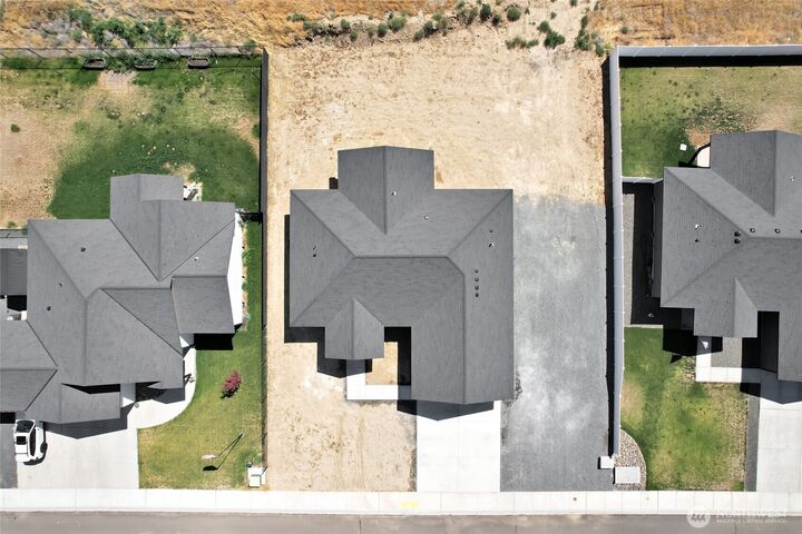 Property Photo: 100 Sunwest Drive WA 98823