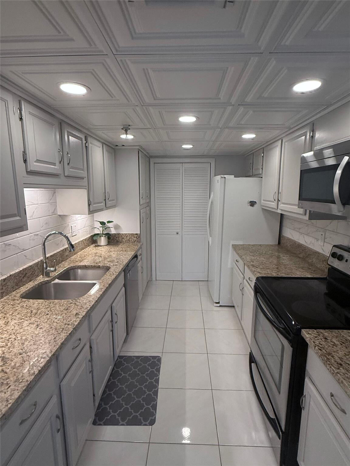 Property Photo: 859 Jeffery Street 1040 FL 33487