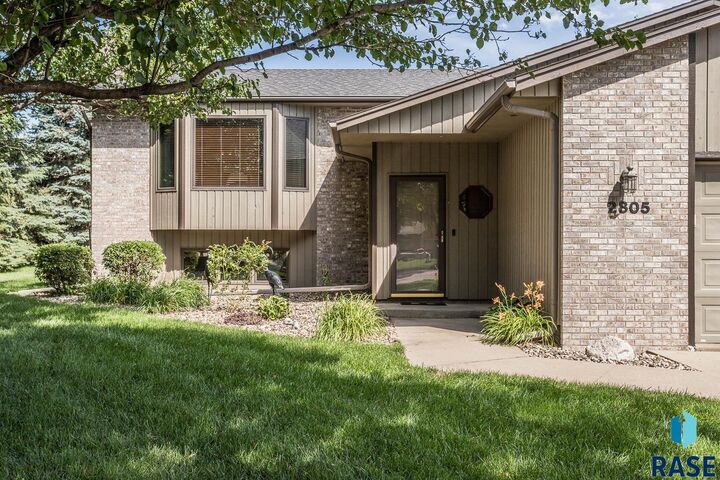 Property Photo: 2805 S Whetstone Cir SD 57103-6509