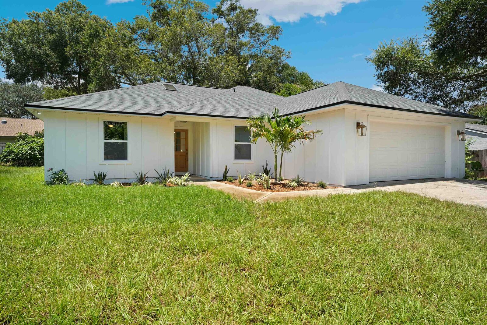 Property Photo:  620 Queen Rd  FL 32086 