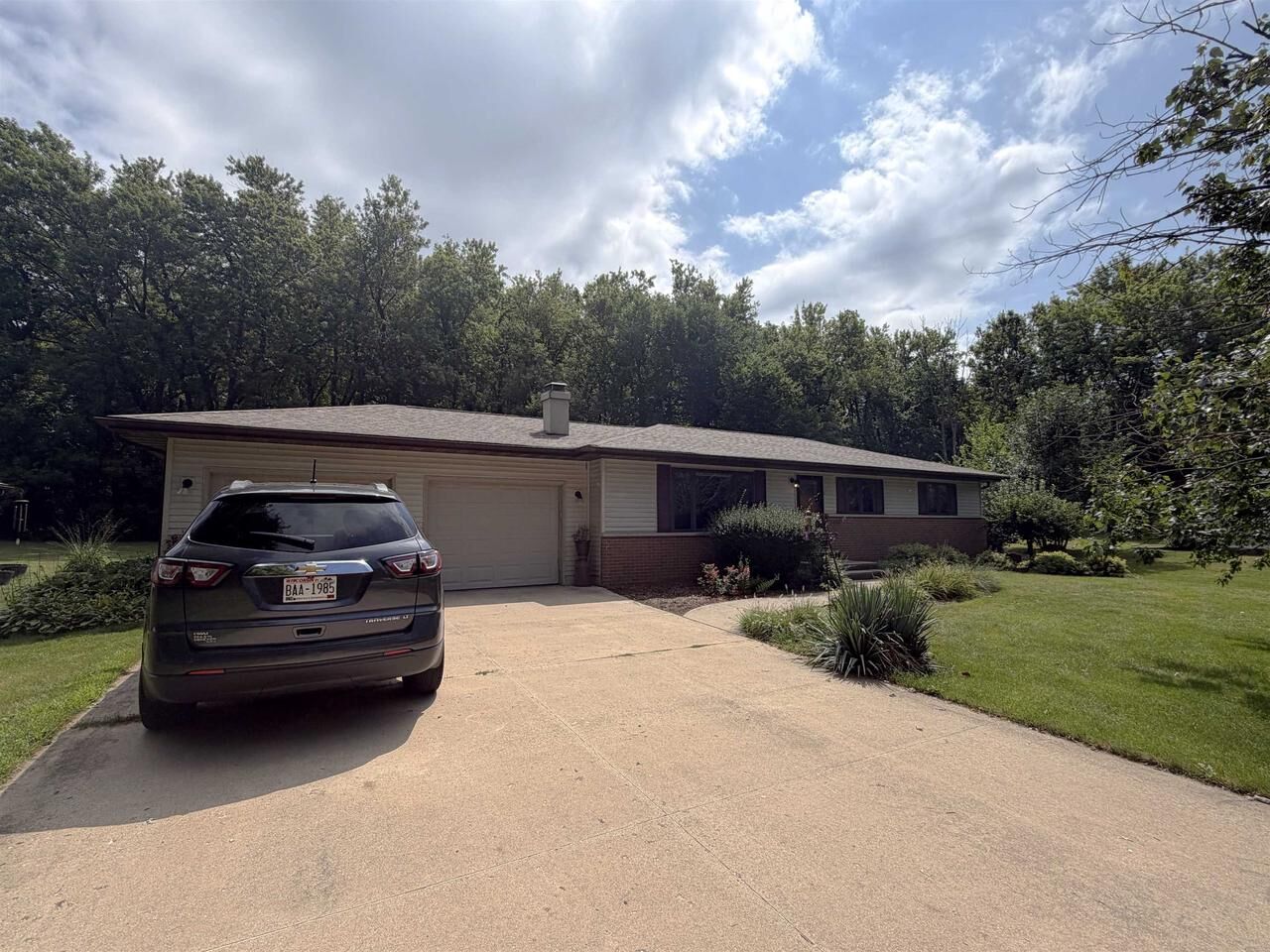 Property Photo: 2451 S Country Lane WI 53511