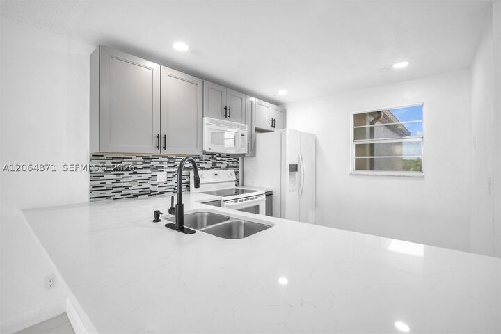Property Photo: 2601 NE 3rd Ct 4110 FL 33435