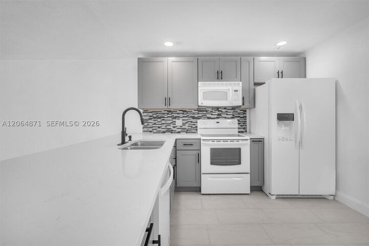 Property Photo:  2601 NE 3rd Ct 4110  FL 33435 