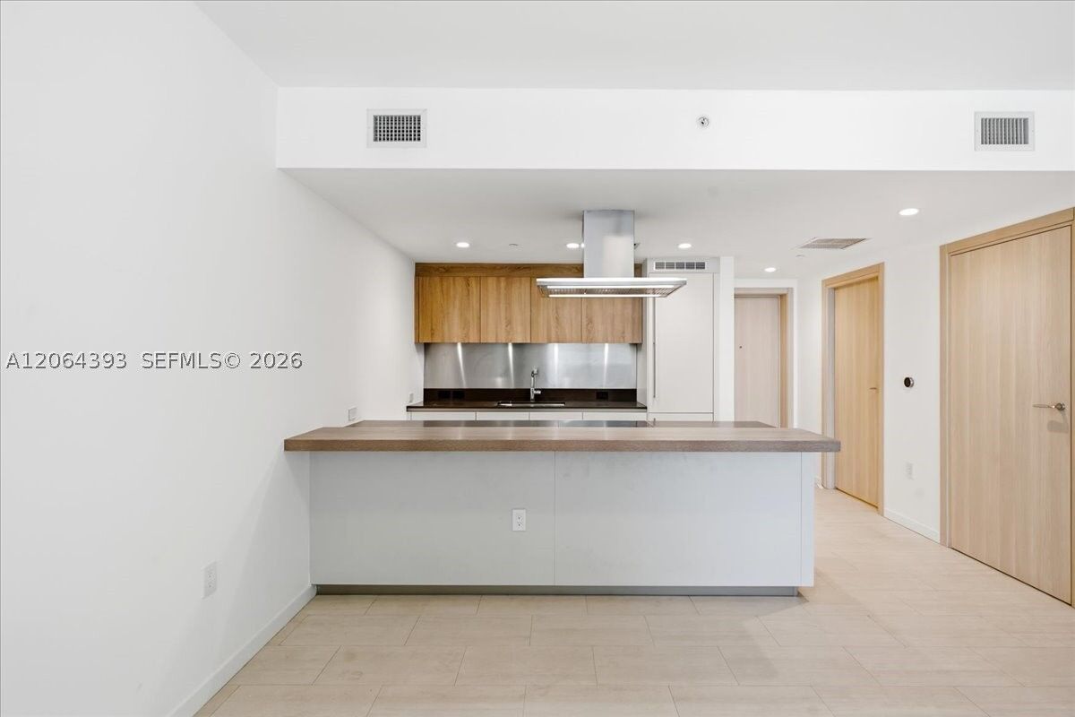 Property Photo:  1000 Brickell Plz 3303  FL 33131 