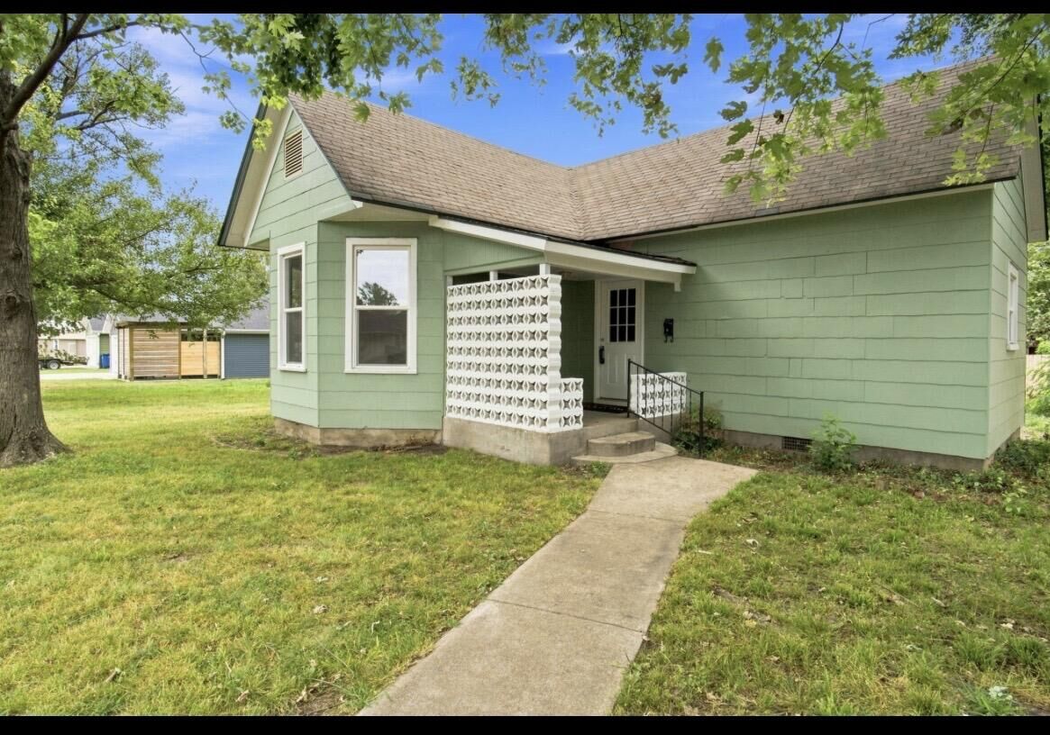Property Photo:  309 S Locust Street  MO 64835 
