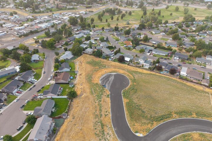 Property Photo: 606 Ruby Ct WA 98930
