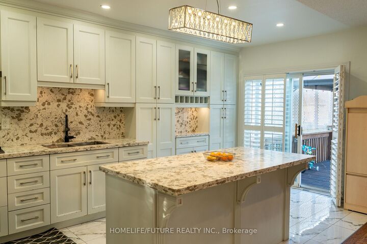 Property Photo:  620 Madame Street  ON L5W 1G6 