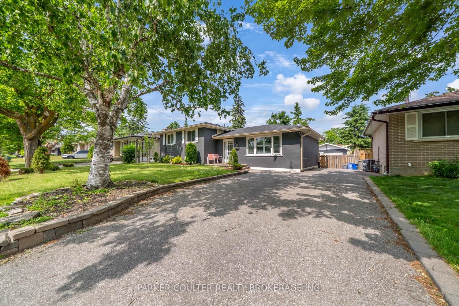 Photo de la propriété:  17 Harding Avenue  ON L4M 3K1 