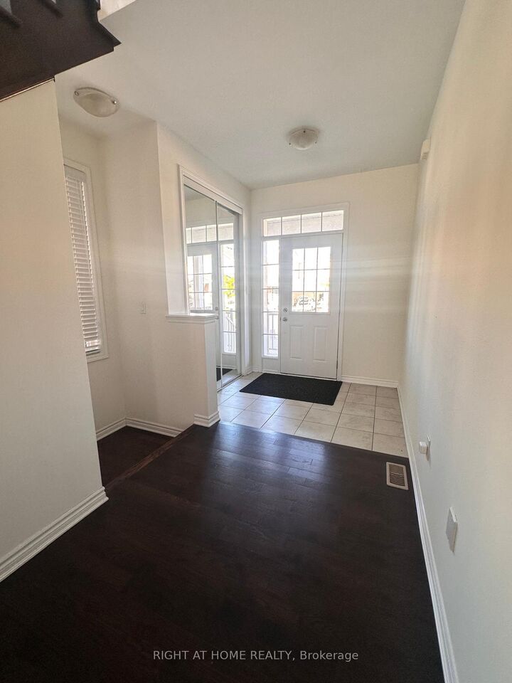 Property Photo:  516 Equestrian Way  ON N3E 0B5 