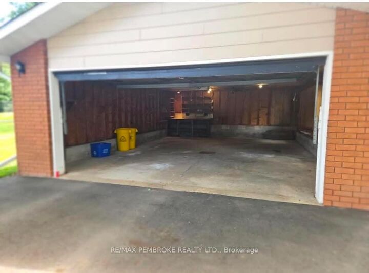 Property Photo: 32 Park Drive ON K8H 2E1