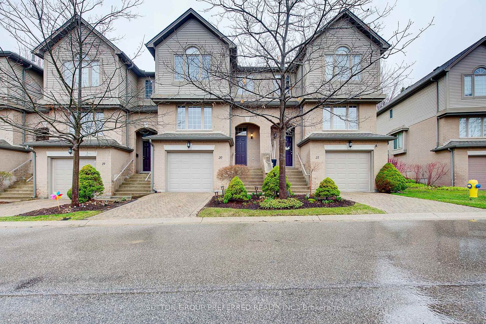Property Photo: 270 North Centre Road 20 ON N6G 5E2