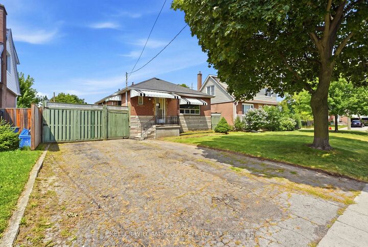 Property Photo: 6 Seven Oaks Drive ON L9A 4C8