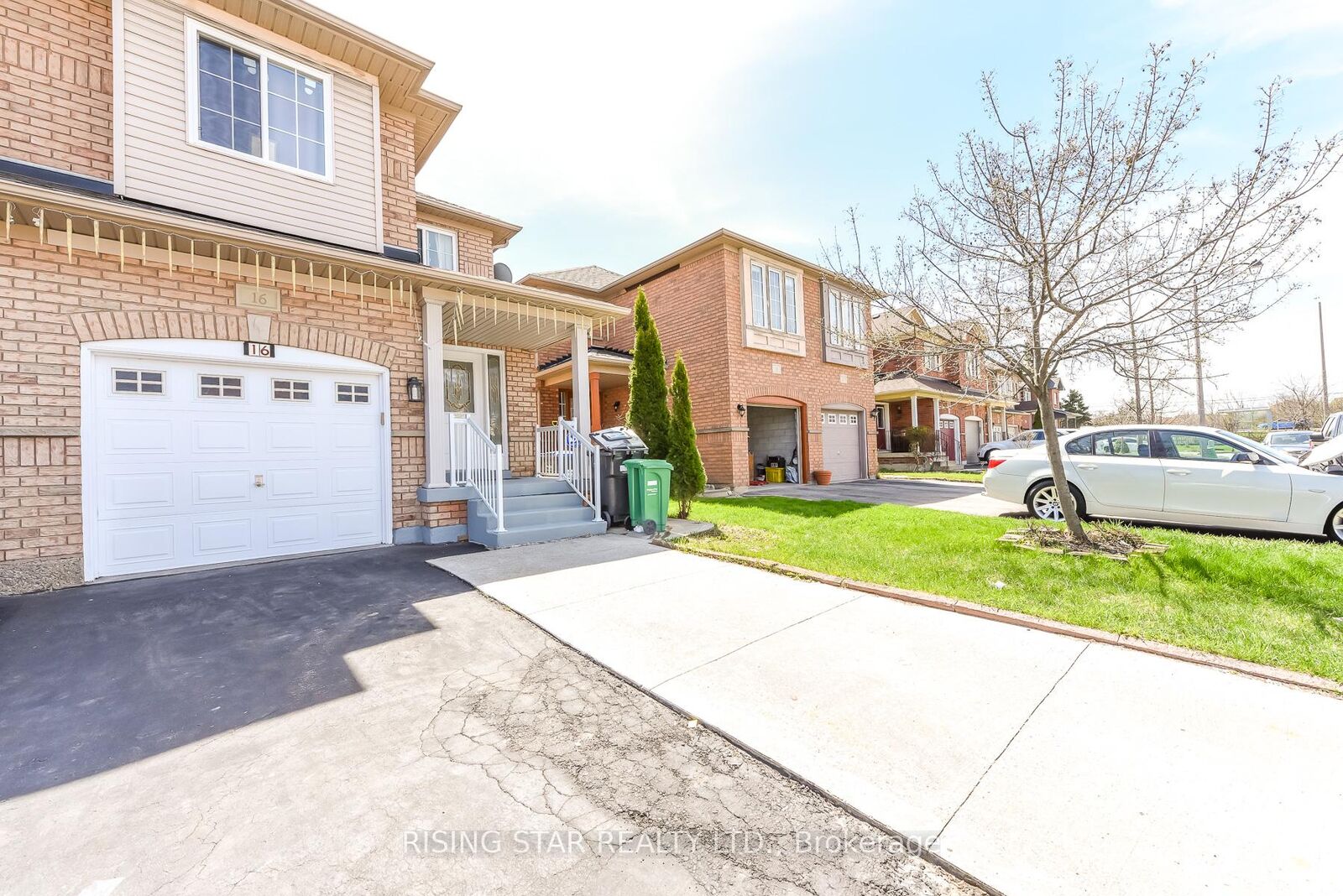 Property Photo: 16 Elmpark Court ON L6P 1A8