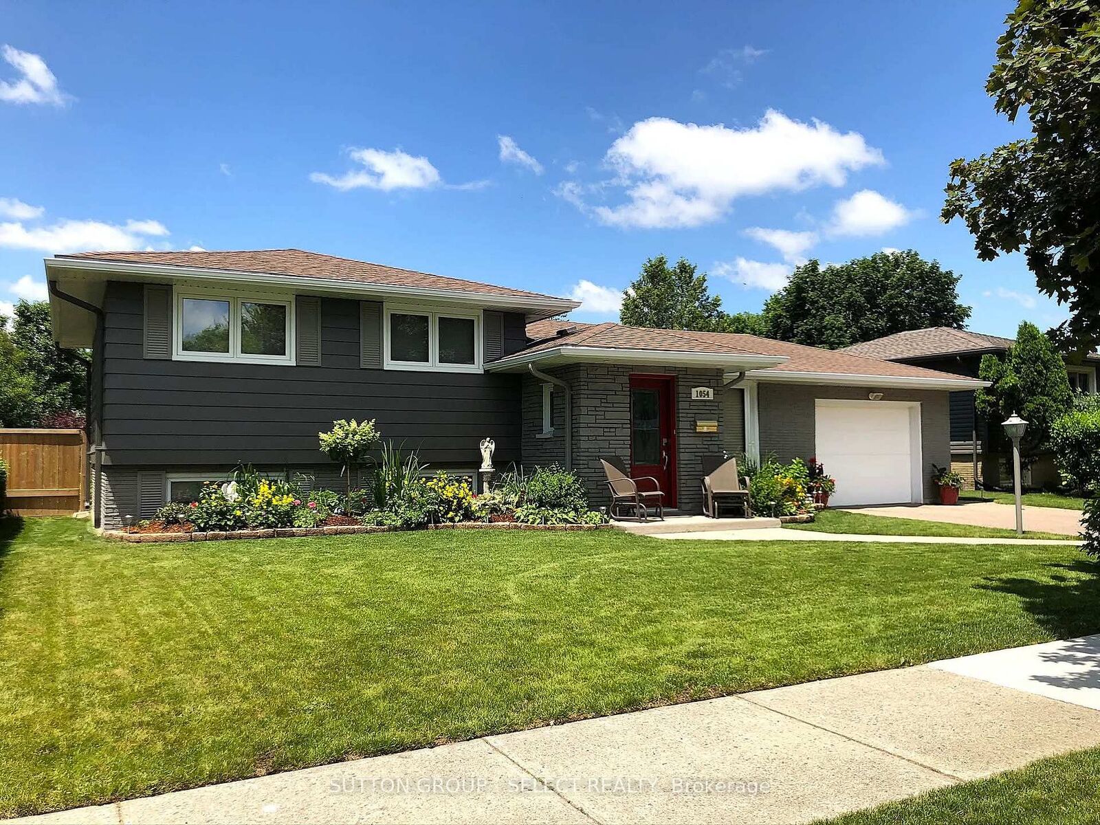 Property Photo:  1054 Chippewa Drive  ON N5V 2T7 
