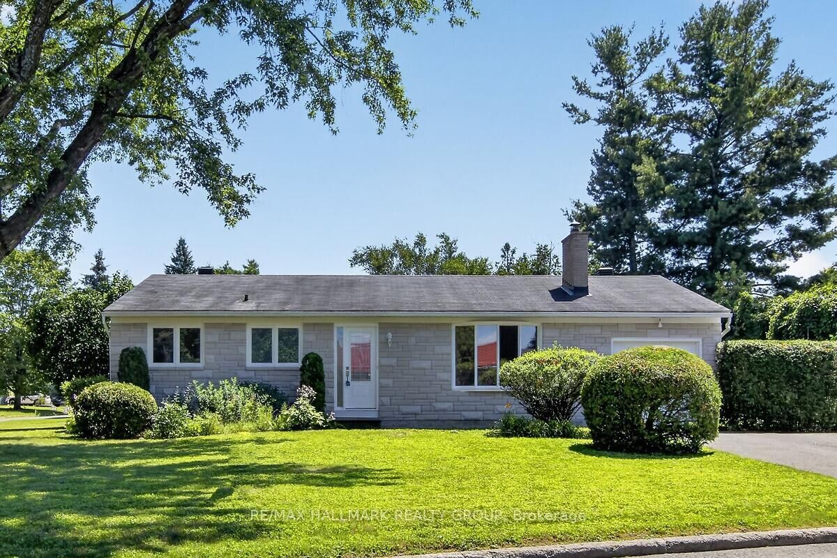 Property Photo: 20 Cramer Drive ON K2H 5X5