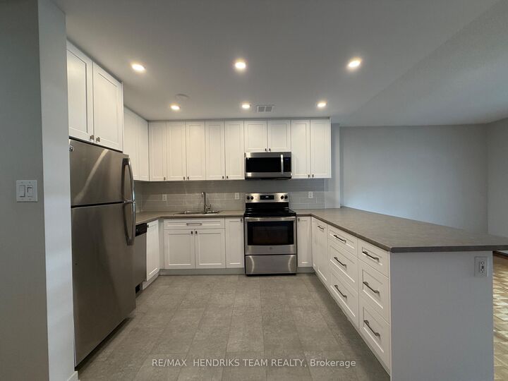 Property Photo: 33 Leaside Drive 203 ON L2M 4G2