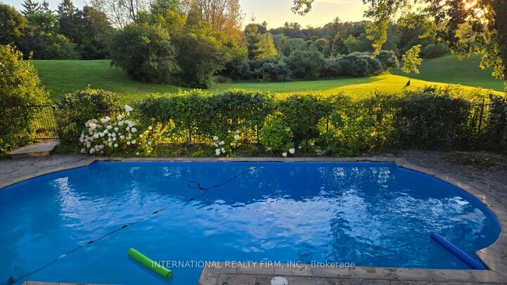 6 Penwood Crescent — photo 1