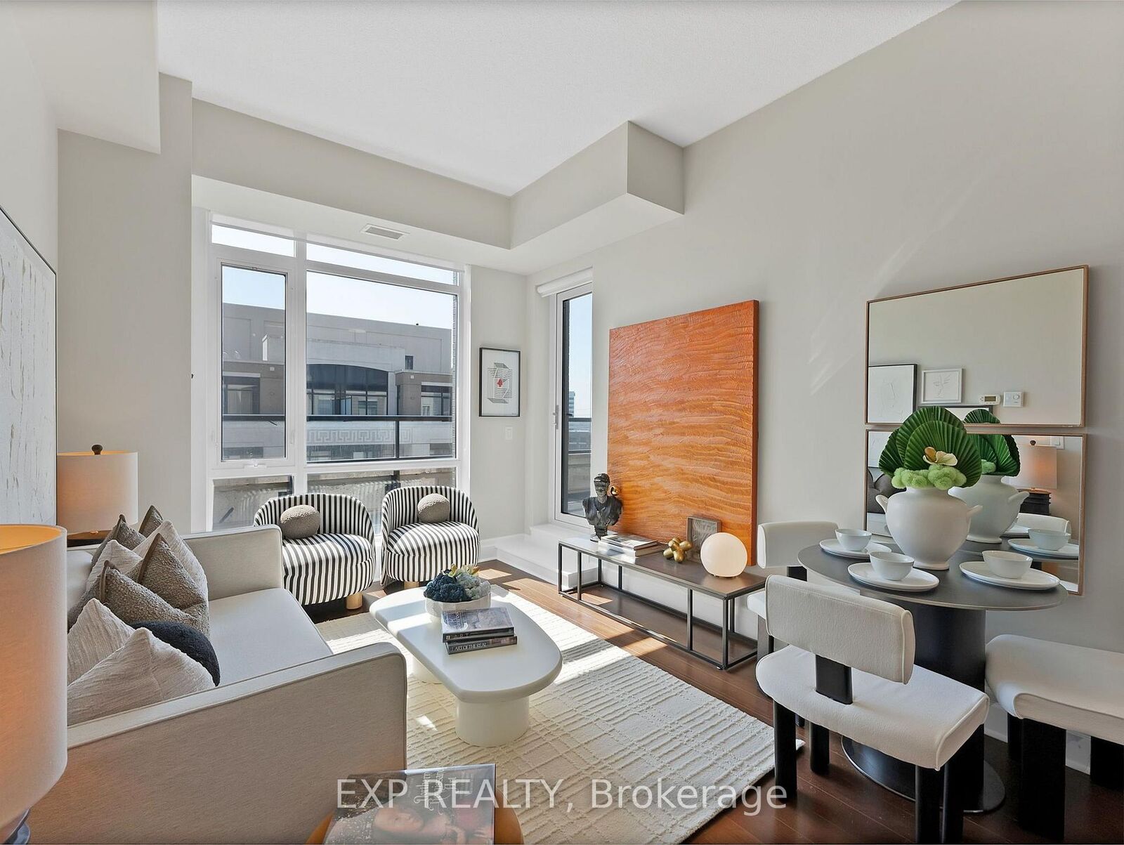 Property Photo:  131 Upper Duke Crescent 1004  ON L6G 0C9 