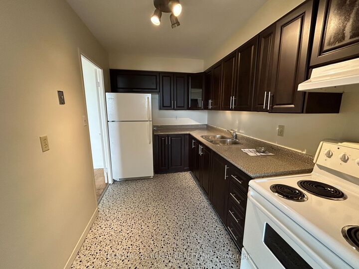 Property Photo:  5 Massey Square 2908  ON M4C 5L6 