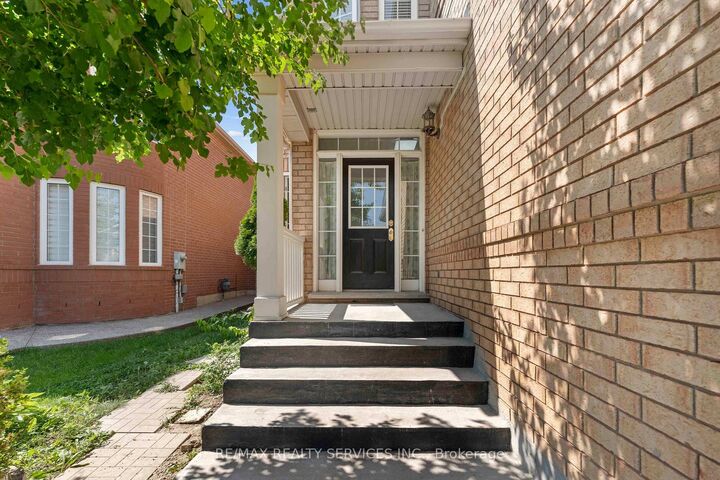 Property Photo: 3696 Waterfall Crescent ON L5N 8G8