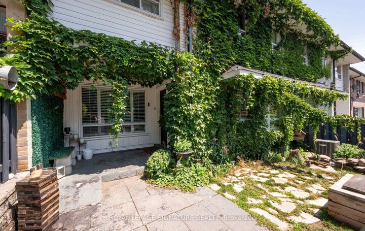 Property Photo: 61 Ardglen Drive 9 ON L6W 1V1