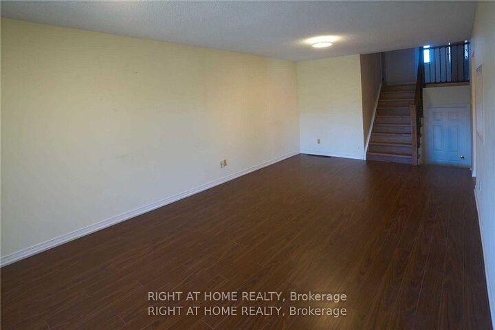 Property Photo:  877 Thistle Down Circle Upper  ON L5C 3K5 