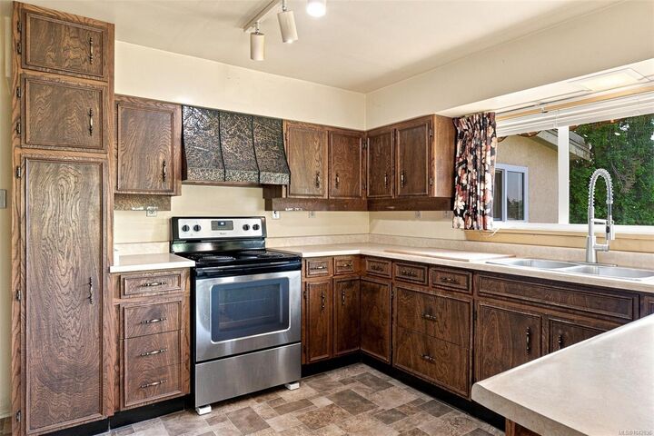 Property Photo:  950 Dunn Ave  BC V8X 2Z4 
