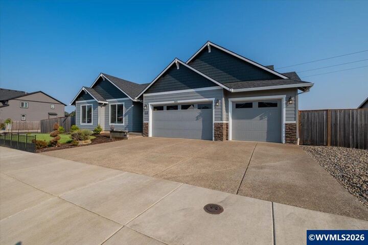 Property Photo: 3051 NE Mosey Av OR 97321