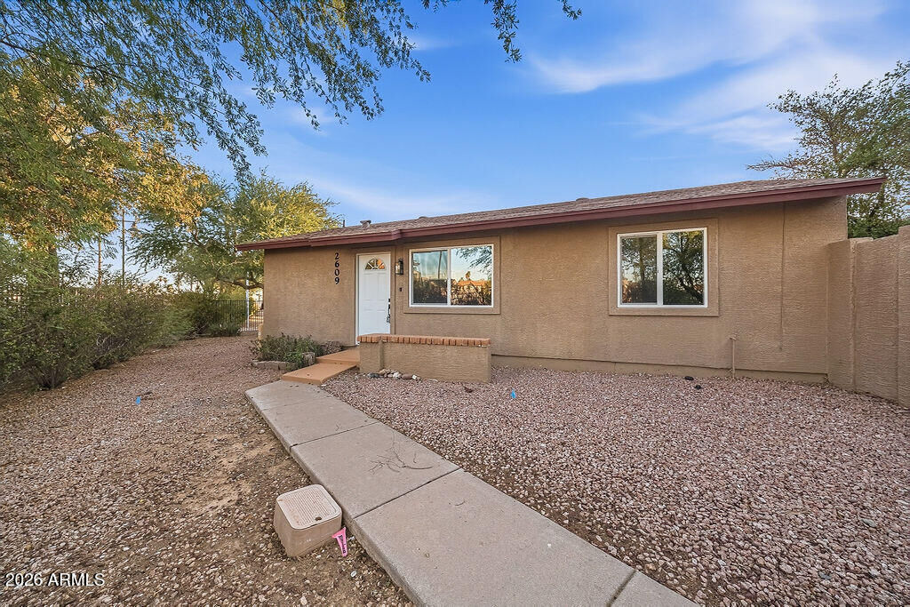 Property Photo:  2609 E Lemon Street  AZ 85288 